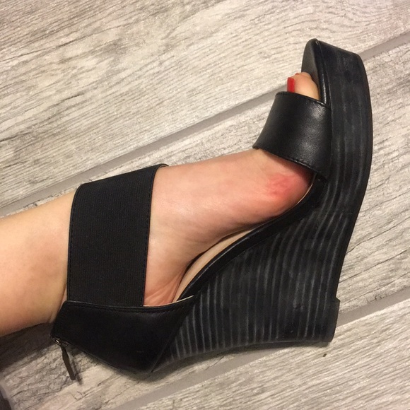 Seychelles Black Leather Wedge Sandals - Picture 2 of 7